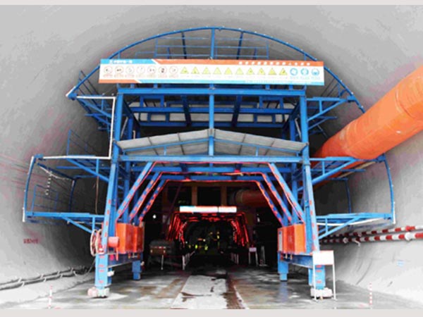 The tunnel concrete maintenance formwork