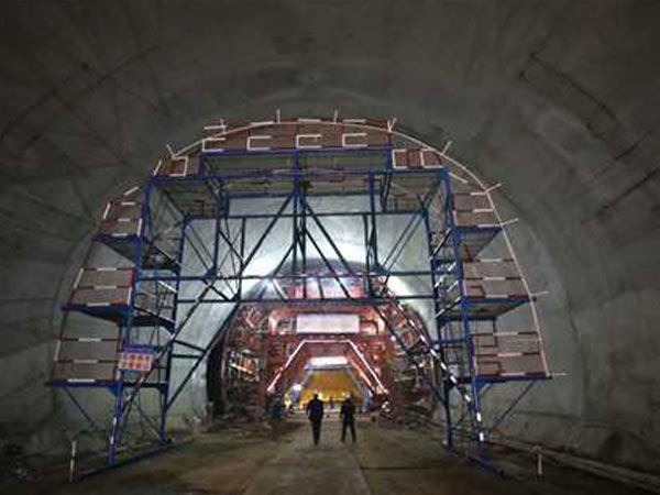 The tunnel concrete maintenance formwork