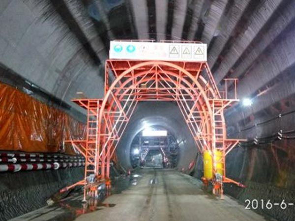 The tunnel concrete maintenance formwork