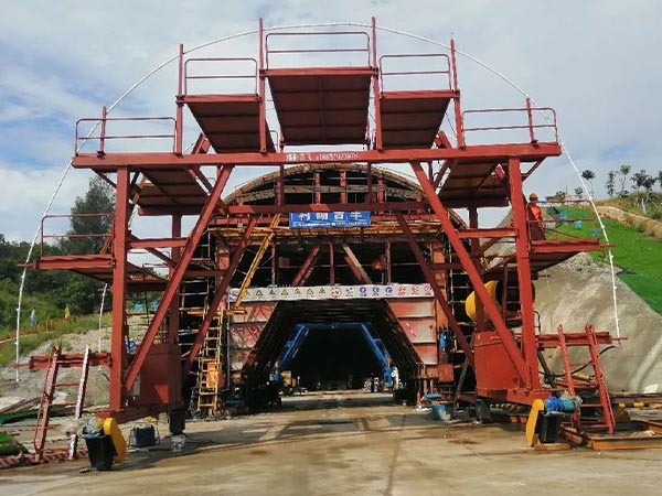 The tunnel concrete maintenance formwork