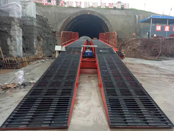 Crawler Hydraulic inverting bridge formwork