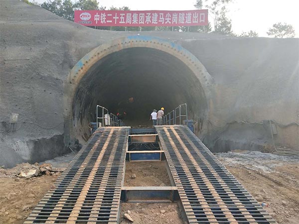 Crawler Hydraulic inverting bridge formwork