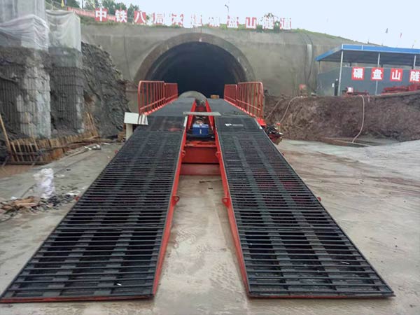 Hydraulic inverting bridge formwork