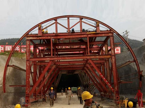 Tunnel waterproof board laying formwork