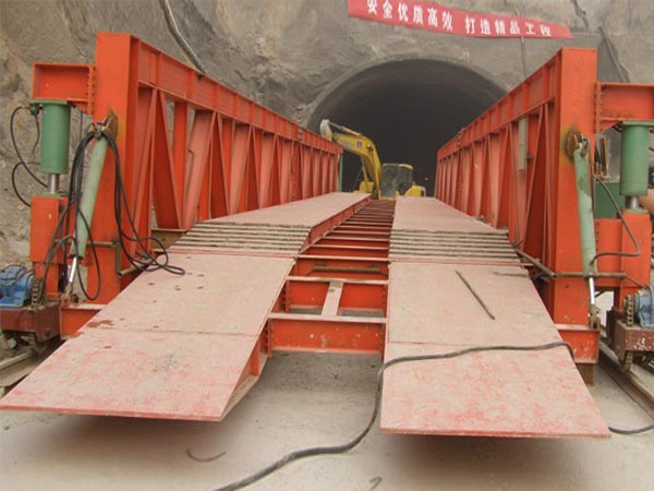 Wheeled Hydraulic inverting bridge formwork